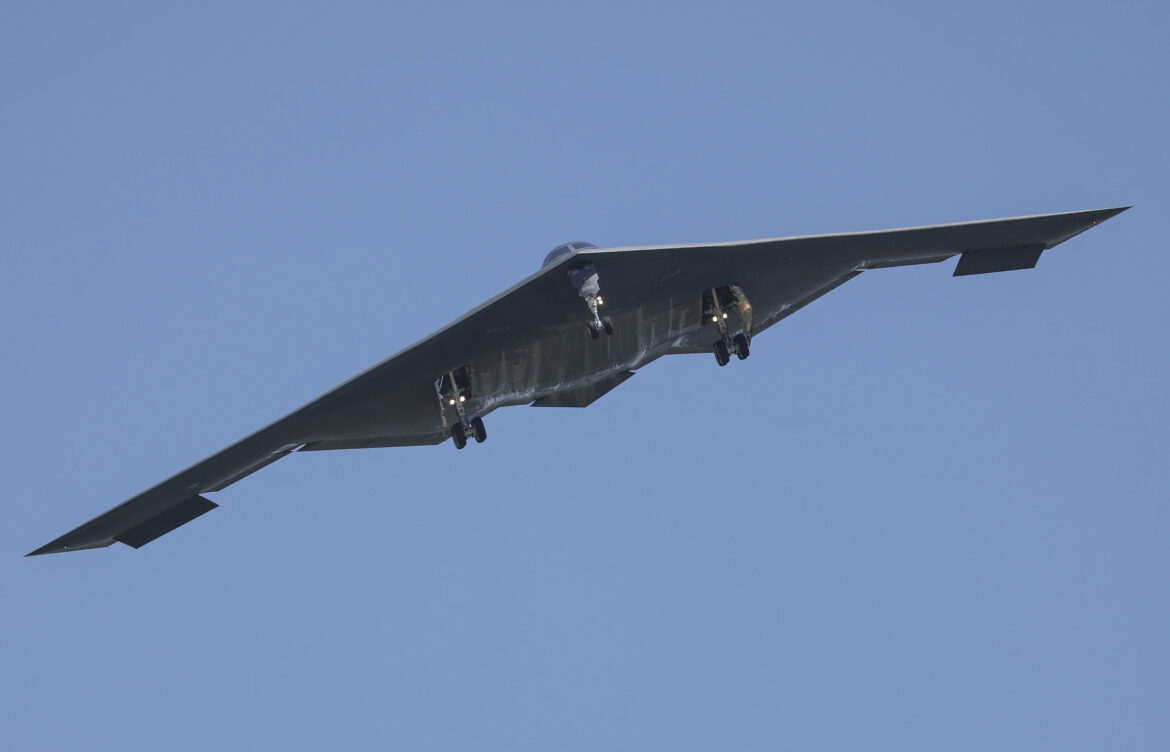 Bombarderos B-2 regresan a base tras operación